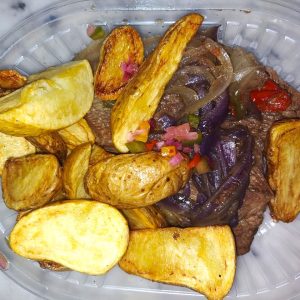 Carne de Ternera con Papas Rusticas y Verdura al Horno