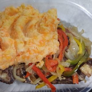 Carne y Verduras al Horno con Puré Mixto