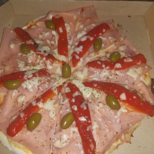 Pizza de Jamón, Queso, Morrón y Aceitunas 12 Porciones