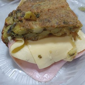 Tortilla de Papas Rellena con Jamón y Queso